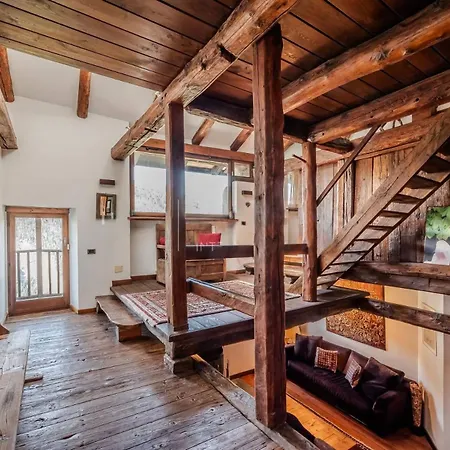 Charming In Chalet In Le Gleise- What'app - 0034-635-518-216 - For Reservations!! アパート
