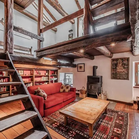 Charming In Chalet In Le Gleise- What'app - 0034-635-518-216 - For Reservations!! アパート Granges Suppas